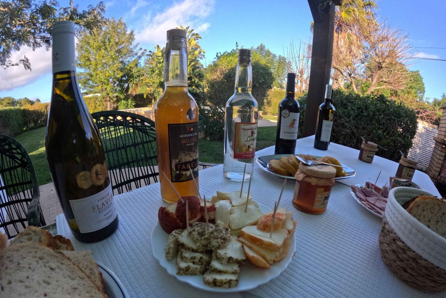 プライベートガーデンでアルガルヴェのタパスとドリンクをお楽しみください