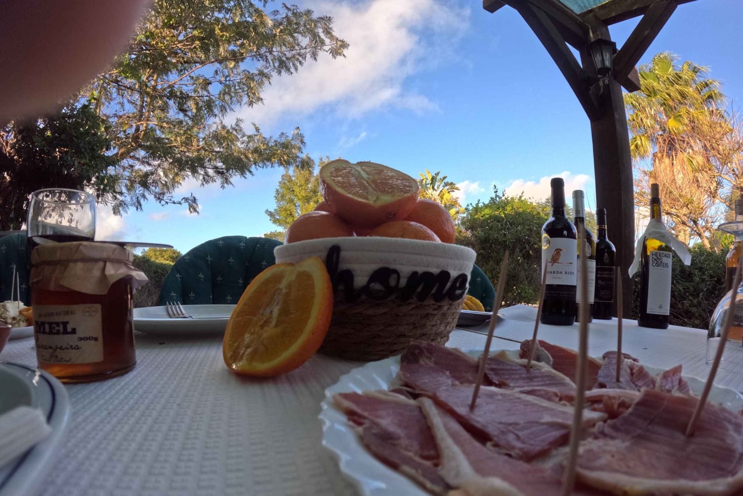 プライベートガーデンでアルガルヴェのタパスとドリンクをお楽しみください