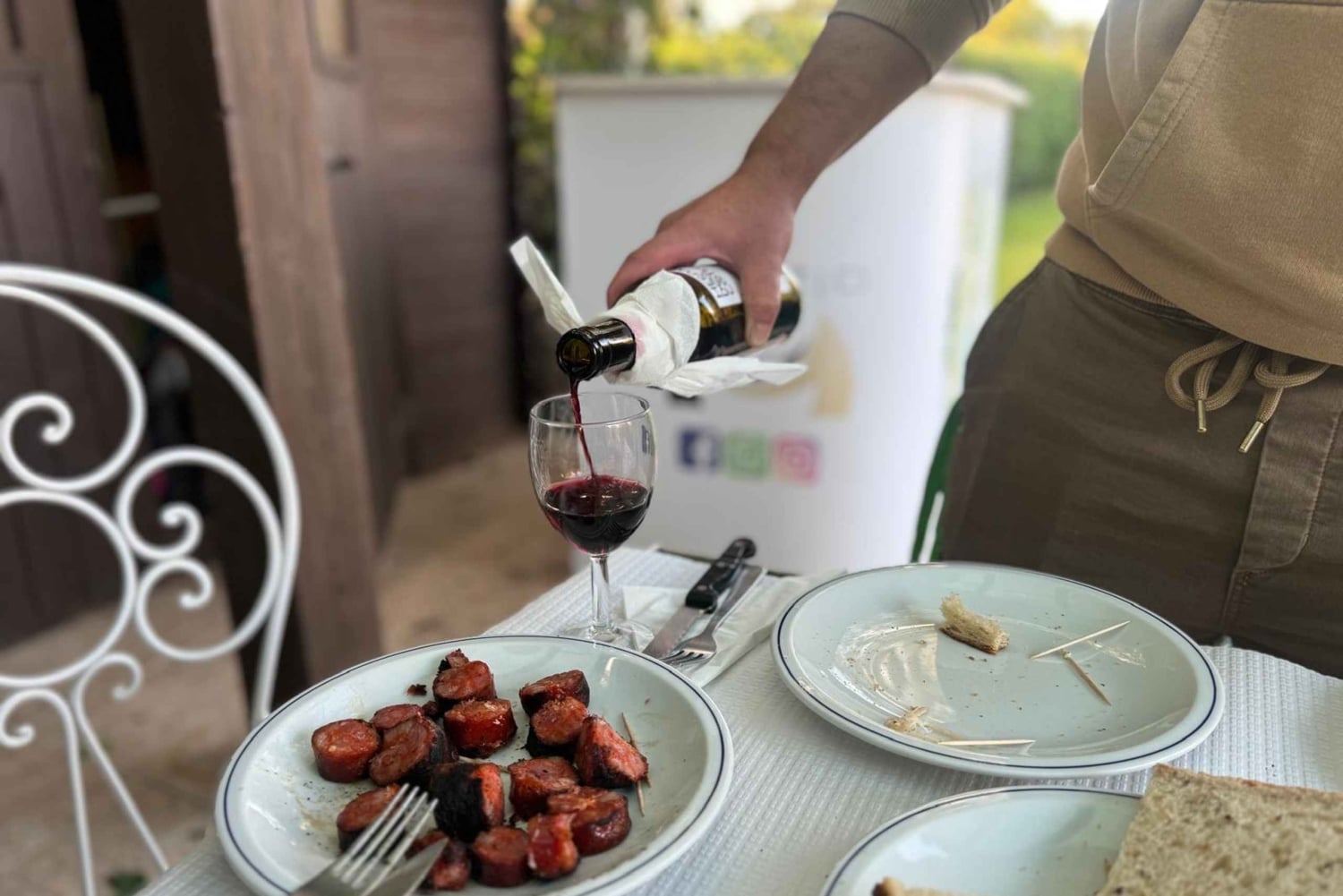 プライベートガーデンでアルガルヴェのタパスとドリンクをお楽しみください