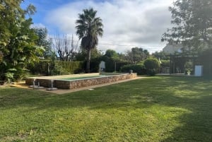 プライベートガーデンでアルガルヴェのタパスとドリンクをお楽しみください