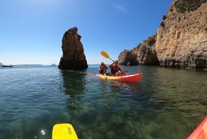 Alvor: Omvisning med båt og kajakk i grottene