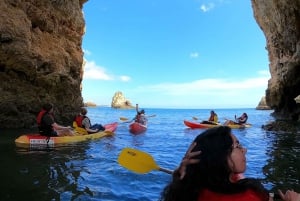 Alvor: Omvisning med båt og kajakk i grottene