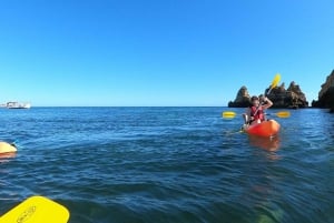 Alvor: Omvisning med båt og kajakk i grottene