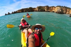 Alvor: Omvisning med båt og kajakk i grottene