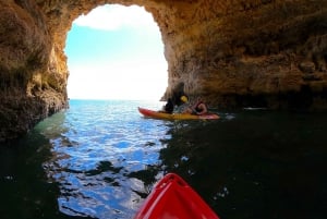 Alvor: Omvisning med båt og kajakk i grottene