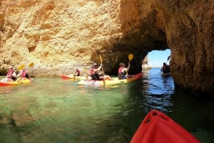 Alvor: Omvisning med båt og kajakk i grottene