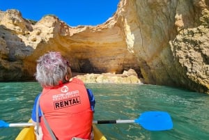 Benagil: kajaktocht met gids langs grotten, stranden en geheime plekjes