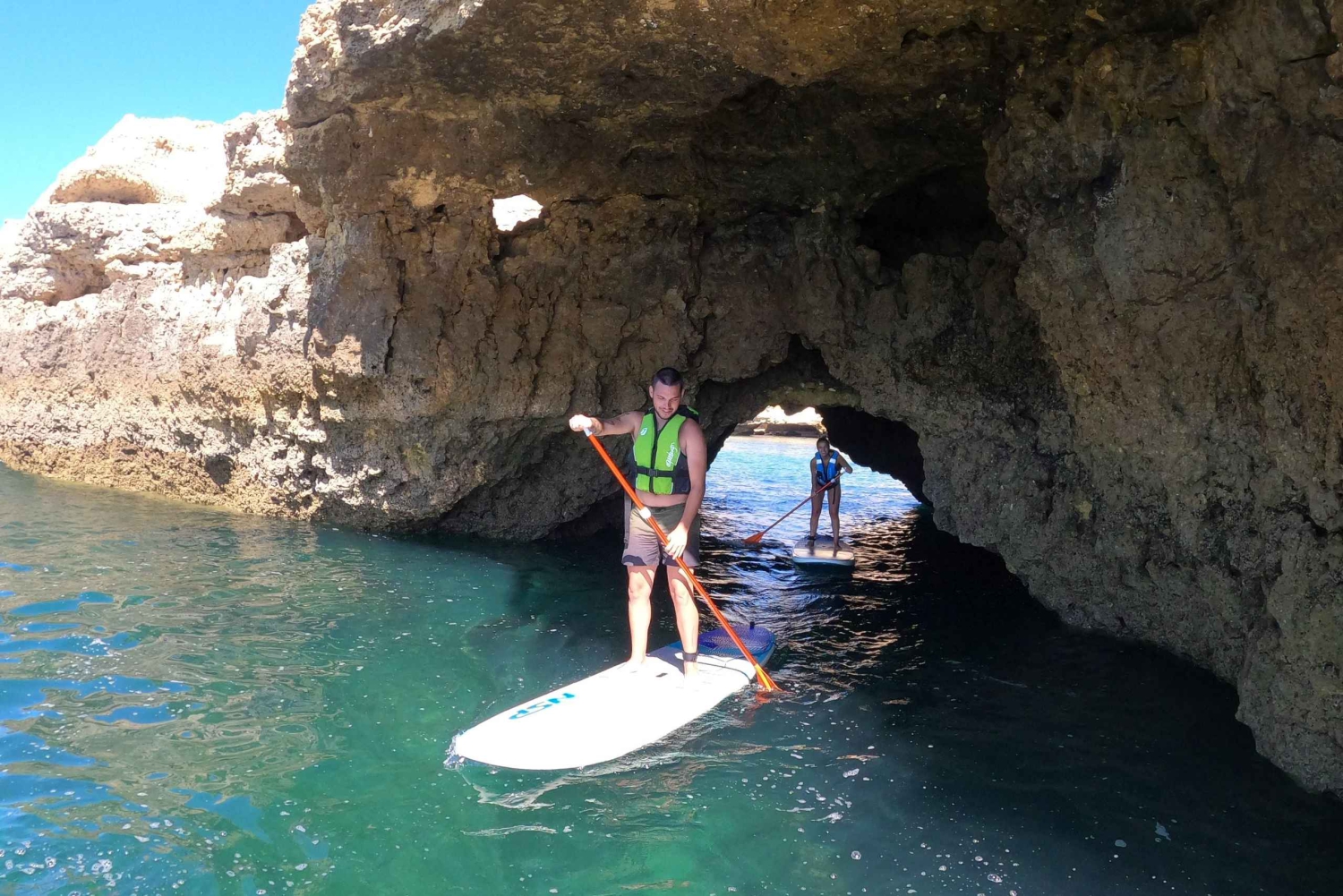 断崖と洞窟のスタンドアップパドルアドベンチャー