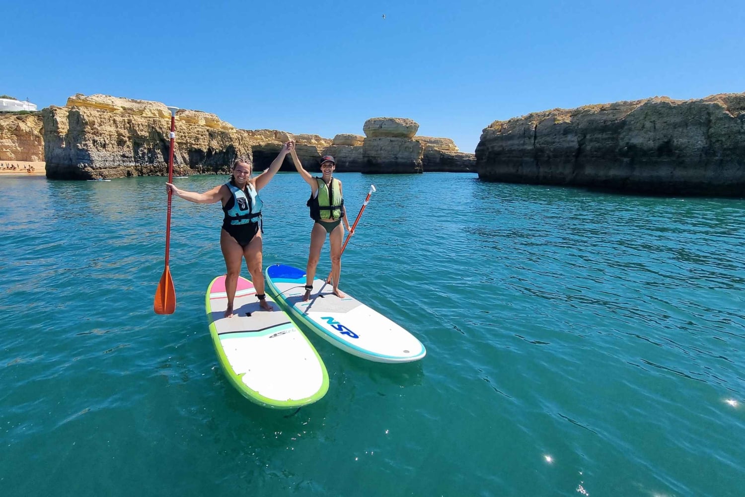 断崖と洞窟のスタンドアップパドルアドベンチャー