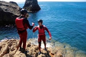 Coasteering Algarve: Saltar de penhasco, nadar e escalar em Sagres