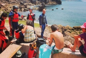 Coasteering Algarve: Salto de acantilados, natación y escalada en Sagres