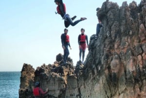 Coasteering Algarve : Sauter de falaise, nager et grimper à Sagres