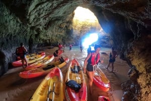 Alvor: Omvisning med båt og kajakk i grottene