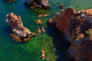 Alvor: Omvisning med båt og kajakk i grottene