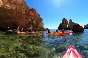 Alvor: Omvisning med båt og kajakk i grottene