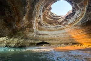 Fra Armação de Pêra: Privat solnedgangstur i Benagil-grottene
