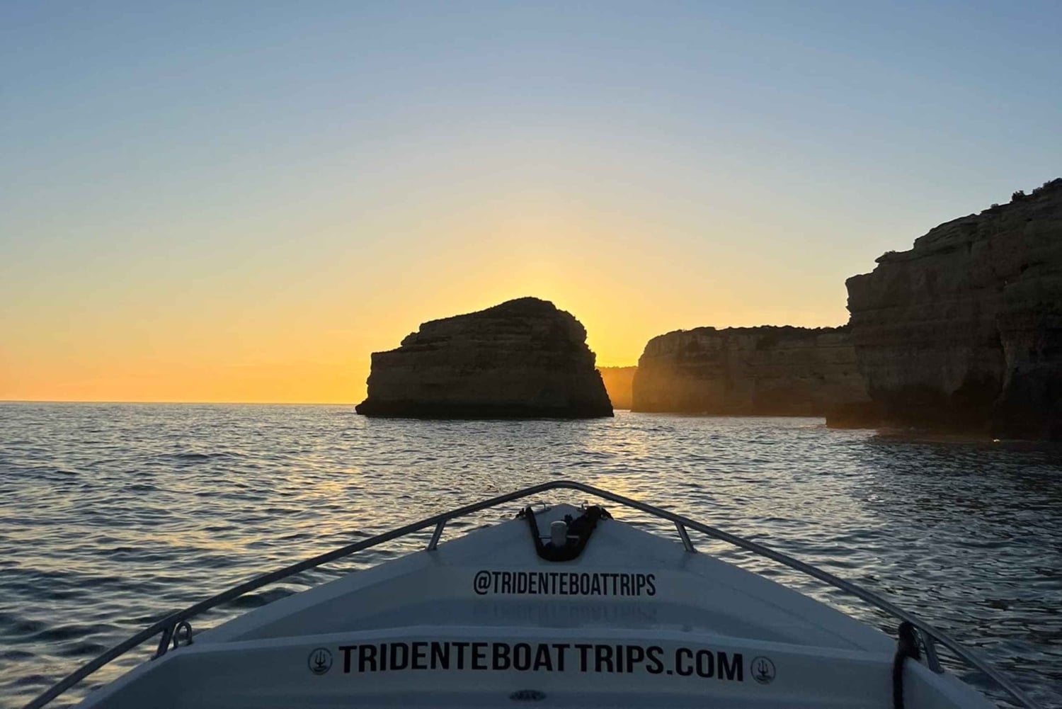Depuis Armação de Pêra : Excursion en bateau au coucher du soleil dans les grottes de Benagil