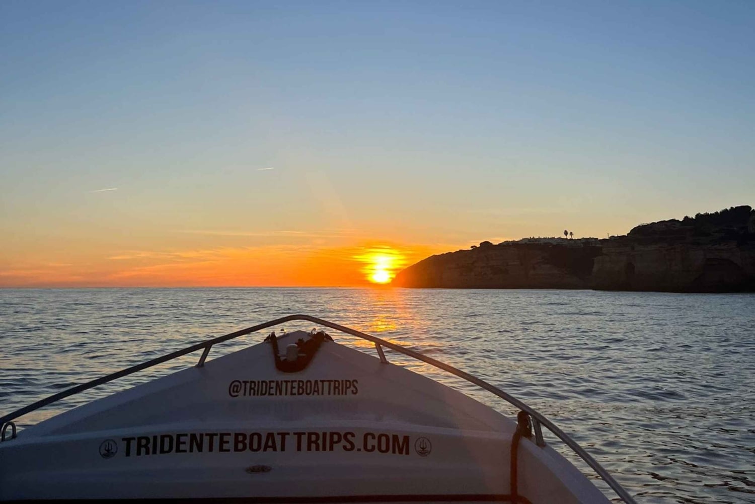 Depuis Armação de Pêra : Excursion en bateau au coucher du soleil dans les grottes de Benagil