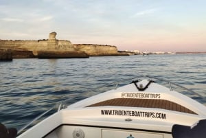 Depuis Armação de Pêra : Excursion en bateau au coucher du soleil dans les grottes de Benagil