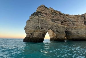 Depuis Armação de Pêra : Excursion en bateau au coucher du soleil dans les grottes de Benagil