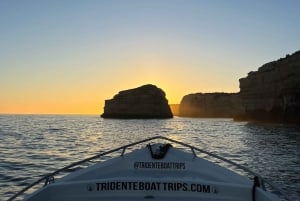 Depuis Armação de Pêra : Excursion en bateau au coucher du soleil dans les grottes de Benagil