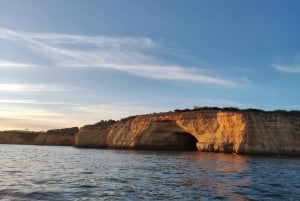 Depuis Armação de Pêra : Excursion en bateau au coucher du soleil dans les grottes de Benagil