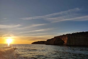 Depuis Armação de Pêra : Excursion en bateau au coucher du soleil dans les grottes de Benagil