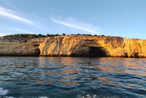 Depuis Armação de Pêra : Excursion en bateau au coucher du soleil dans les grottes de Benagil