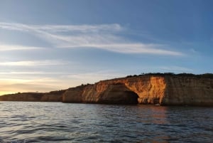 Depuis Armação de Pêra : Excursion en bateau au coucher du soleil dans les grottes de Benagil