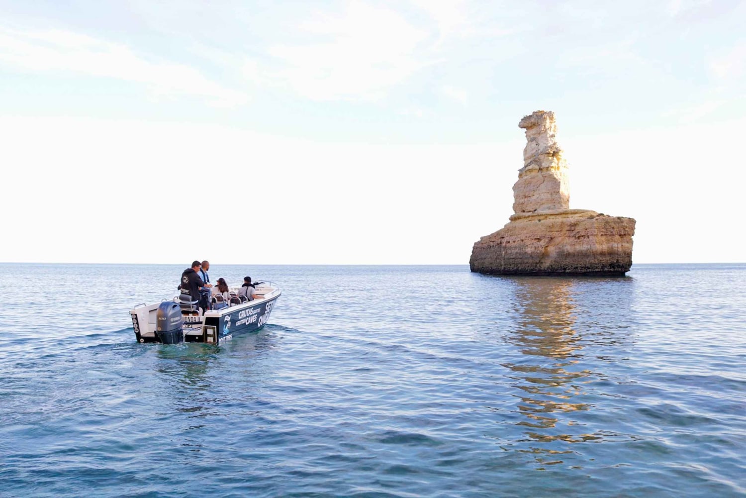 アルマサン・デ・ペラ発：ベナギル洞窟へのサンセットボートツアー