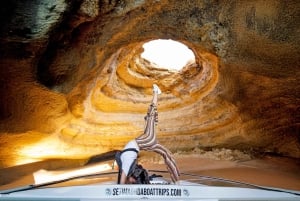 アルマサン・デ・ペラ発：ベナギル洞窟へのサンセットボートツアー