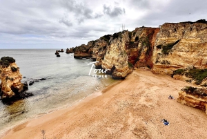 Desde Lisboa: Explora el Algarve con un tour en barco a las cuevas de Benagil.
