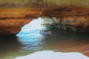 Depuis Portimão : Tour en bateau de Benagil avec un guide de la région