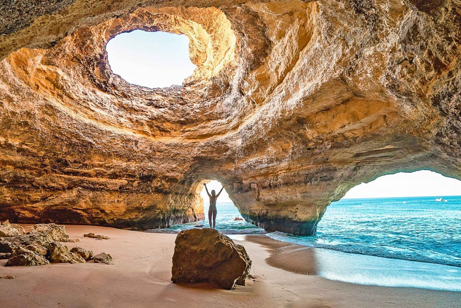 Depuis Portimão : Tour en bateau des grottes de Benagil au lever du soleil