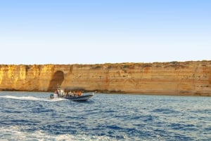 Da Portimão: Tour in barca delle grotte marine di Benagil all'alba