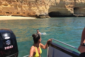 A partir de Portimão: Passeio de barco às Grutas de Benagil