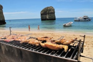 Fra Portimão: Katamarancruise til Benagil-grottene med BBQ