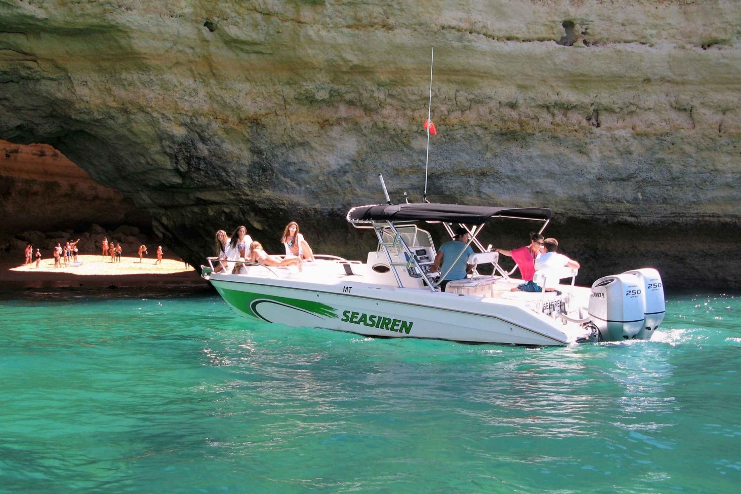 Da Portimão: tour privato in barca delle grotte di Benagil con bevande