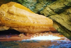 Da Vilamoura: tour in barca alle grotte di Benagil e delfini