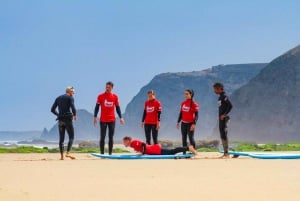 Lagos: aulas de surfe em grupo para todos os níveis