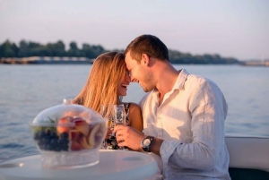 Lagos: Romantic Boat Ride with Drinks and Strawberries