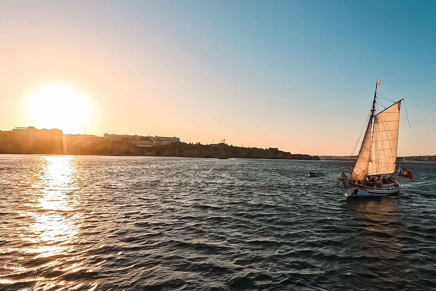 Lagos: Solnedgångssegling ombord på en traditionell båt med prosecco