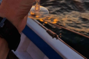 Lagos: Solnedgångssegling ombord på en traditionell båt med prosecco