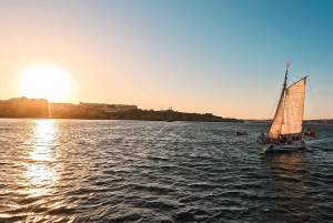 Lagos: Solnedgångssegling ombord på en traditionell båt med prosecco