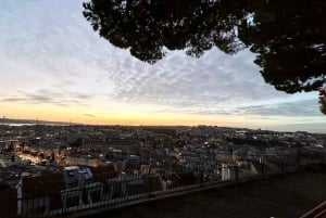 Lisboa: tour en tuk-tuk por Alfama y Mouraria con guía