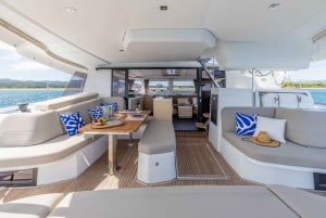 Luxe catamaranvaart langs de kust van de Algarve