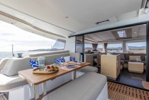 Luxe catamaranvaart langs de kust van de Algarve