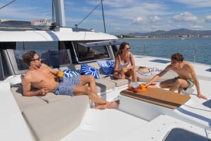 Luxe catamaranvaart langs de kust van de Algarve