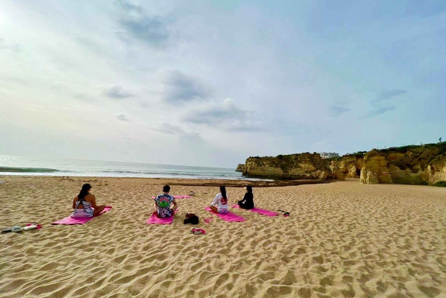 Poranna joga na plaży w Albufeirze według el Sol Lifestyle