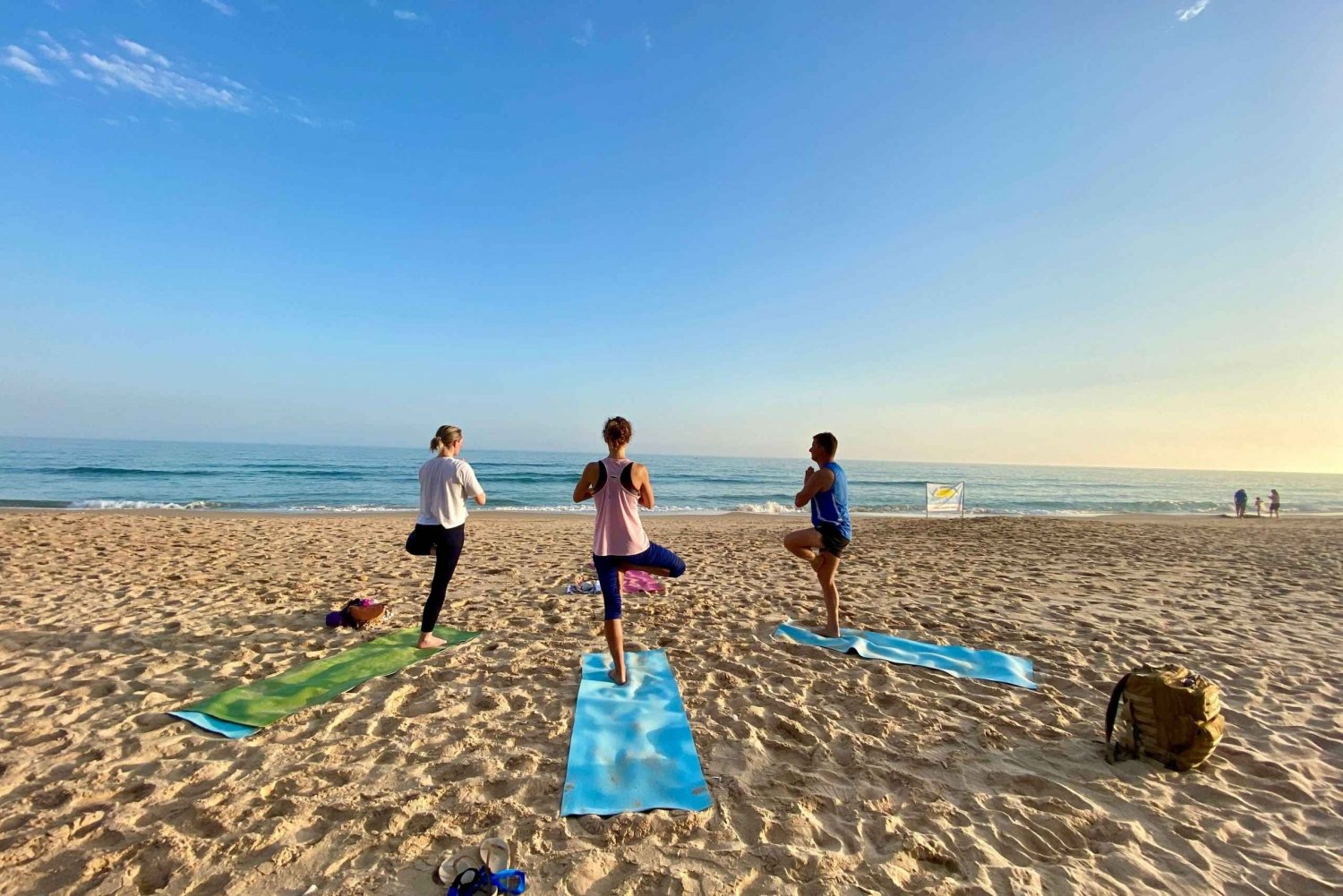 Yoga matinal en la playa de Lagos por el Sol Lifestyle